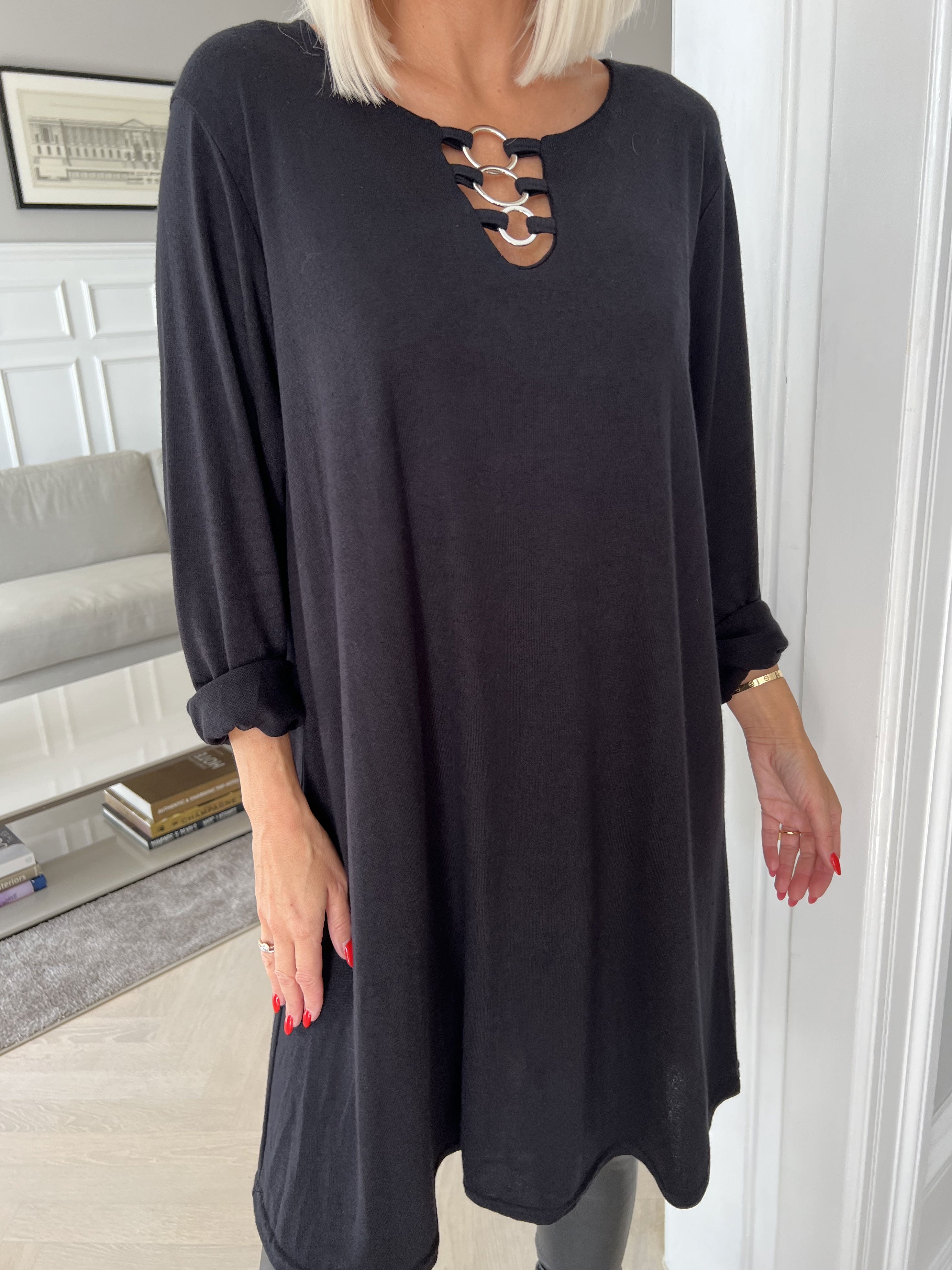 Sidsel - Härlig mjuk klänning med silverringar framtill - Beige